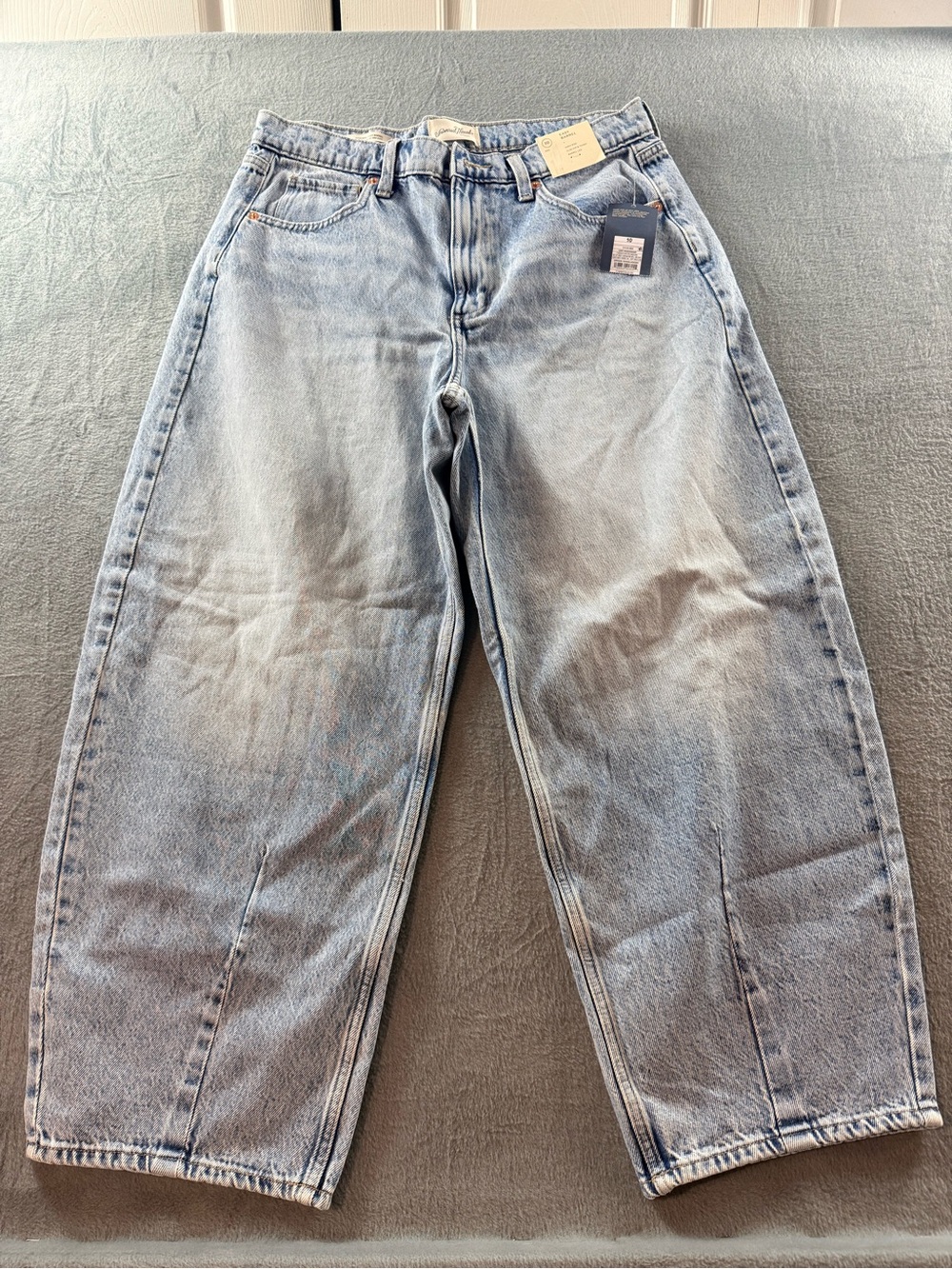 Universal Thread - Light-Wash High-Rise Easy Barrel Jeans